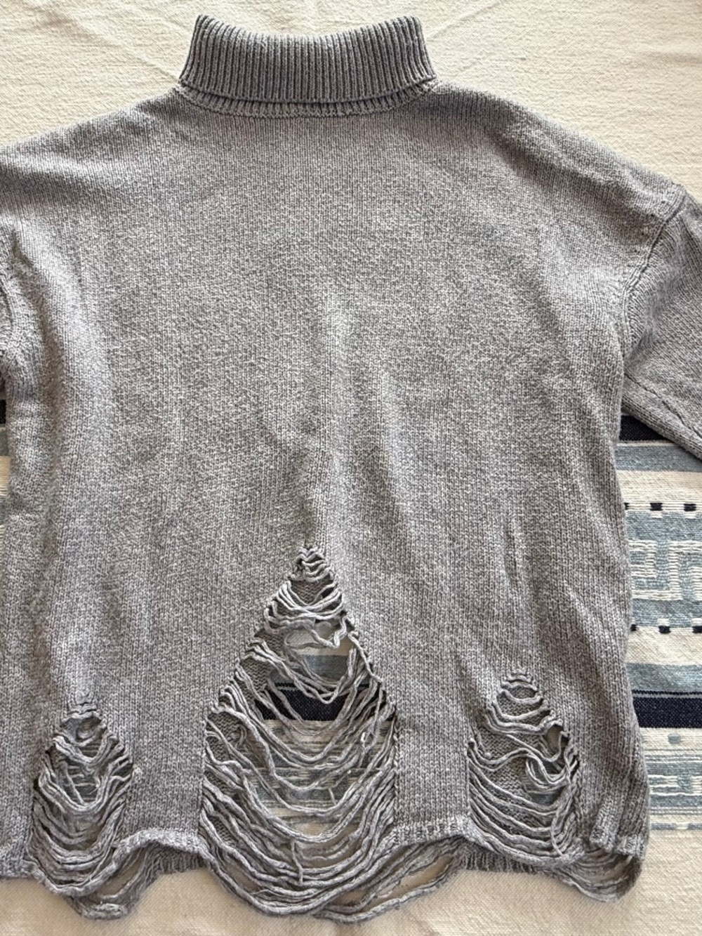 Skylar + Madison Women’s distressed Gray turtleneck SZ Medium